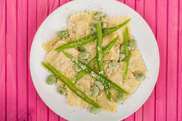 Frango estilo italiano e massa Pancetta Ravioli com feijão verde — Fotografia de Stock