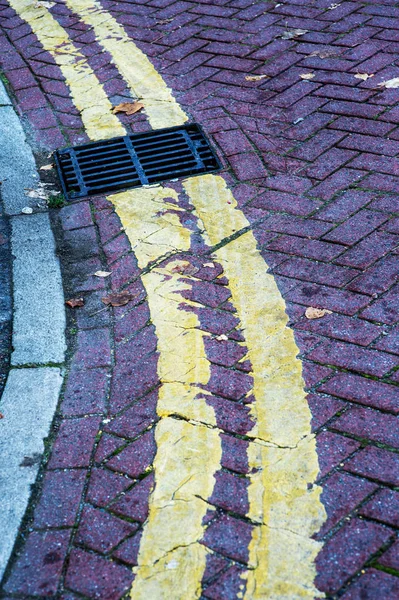 Lignes jaunes doubles peintes sur une route — Photo