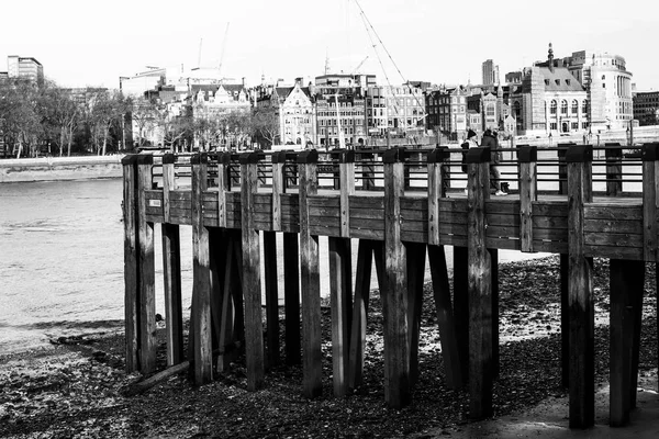 Molo o molo di legno sul Tamigi di fronte all'OXO Bui — Foto Stock