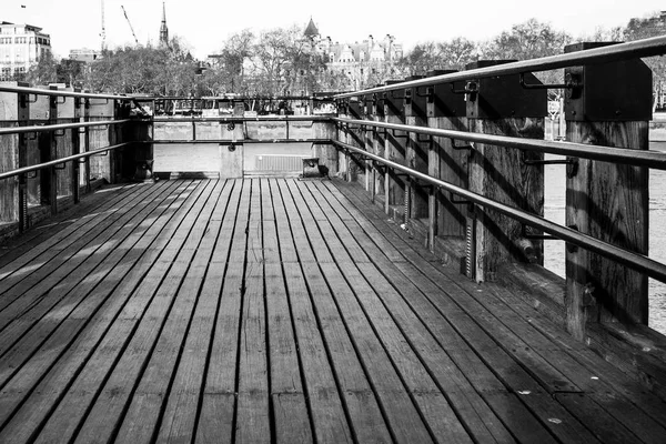 Holzsteg oder Pier über der Themse gegenüber dem Oxo Bui — Stockfoto