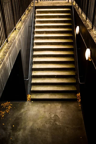 Escalier en béton ou escalier menant à un sous-sol à la Tate — Photo