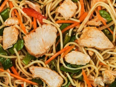 Tatlı biber tavuk ve şehriye salatası