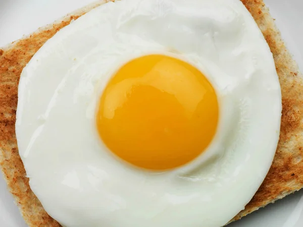 Spiegelei auf Toast — Stockfoto