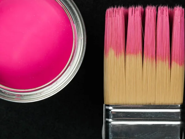 Estaño de pintura rosa y un pincel — Foto de Stock