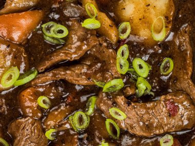  Sığır eti ve kırmızı biber soslu börülce