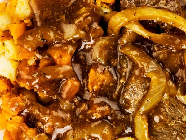 Braised Steak And Root Vegetables With Onion Gravy — Stock Photo, Image