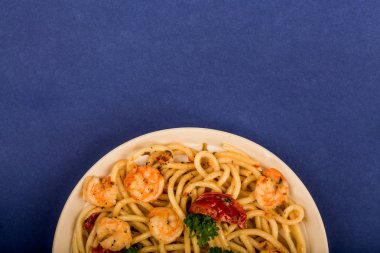 Kral karides Bucatini İtalyan tarzı yemek