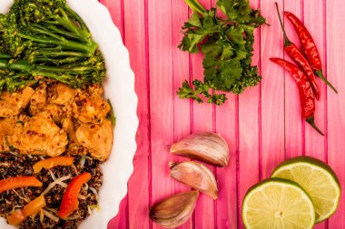 Soya zencefil ve kırmızı Quinoa ve sebze ile Lime tavuk