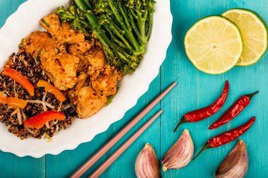 Soya zencefil ve kırmızı Quinoa ve sebze ile Lime tavuk