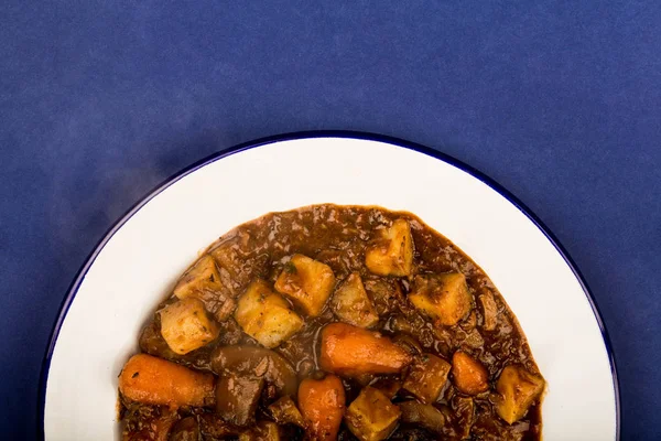 Auflauf aus Rindfleisch und Rotwein mit Bratkartoffeln, Karotten und Brei — Stockfoto