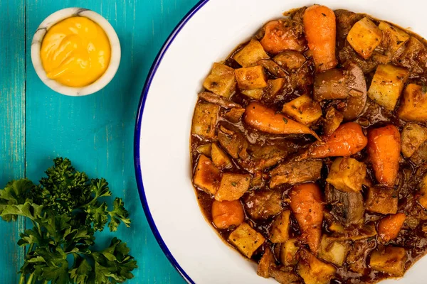 Nötkött och rött vin gryta med stekt potatis morötter och Mush — Stockfoto