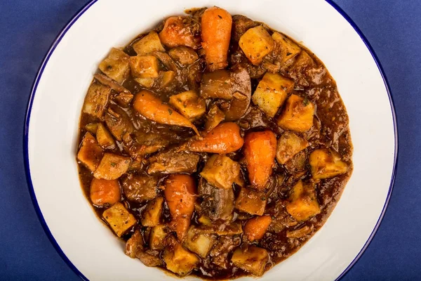 Cazuela de Carne y Vino Tinto con Patatas Asadas Zanahorias y Mush —  Fotos de Stock