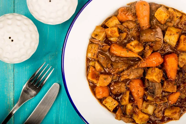 Nötkött och rött vin gryta med stekt potatis morötter och Mush — Stockfoto