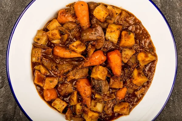 Rundvlees en rode wijn braadpan met geroosterde aardappelen wortelen en Mush — Stockfoto