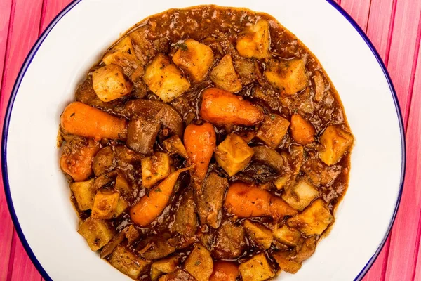 Auflauf aus Rindfleisch und Rotwein mit Bratkartoffeln, Karotten und Brei — Stockfoto