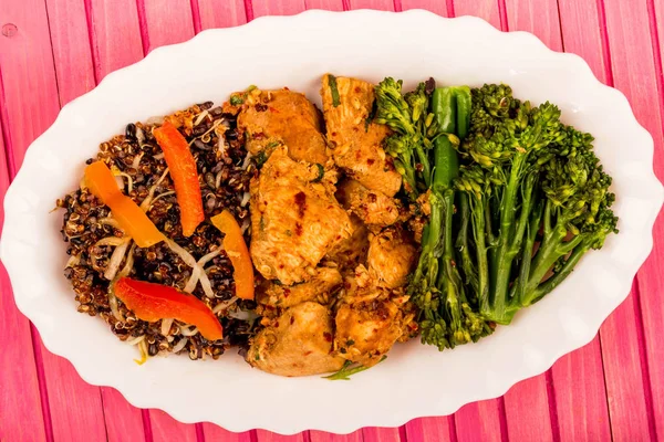 Zenzero di soia e pollo alla calce con quinoa rossa e verdure — Foto Stock