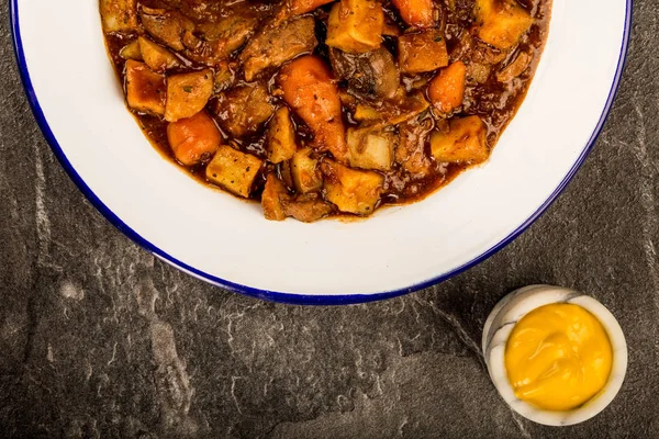 Nötkött och rött vin gryta med stekt potatis morötter och Mush — Stockfoto
