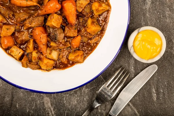 Beef and Red wine Casserole With Roast Potatoes Carrots and Mush — Stock Photo, Image