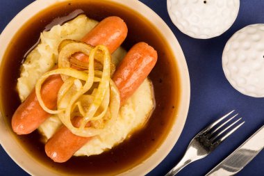 Scandiinavian veya Norveç sosis ve patates püresi sosu ile