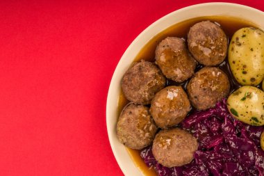 Haşlanmış patates İsveç veya Norveç köfteyle kırmızı lahana