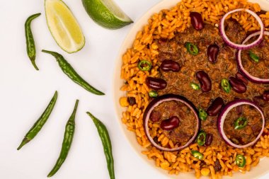 Meksika tarzı Chilli Con Carne pirinç ve soğan ile