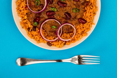 Meksika tarzı Chilli Con Carne pirinç ve soğan ile