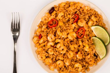 Acılı Meksika pirinç kızarmış karides veya karides ve kireç ile