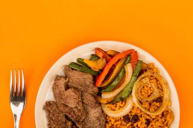Meksika stili biftek salata acılı pirinç ve biber ile