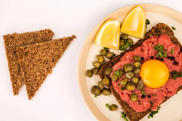 Steak Tartare With Capers and A Raw Egg — Stock Photo, Image