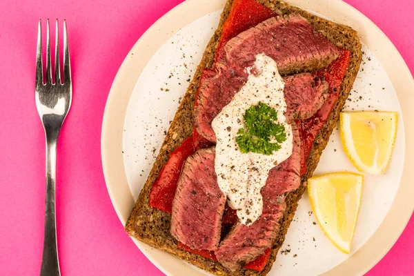 Filete de res cocinado raro y sándwich de cara abierta de pimiento rojo — Foto de Stock