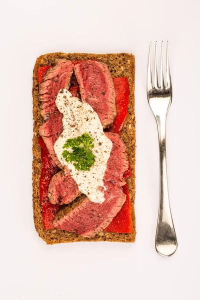 Rare Cooked Beef Steak And Red Pepper Open Face Sandwich — Stock Photo, Image