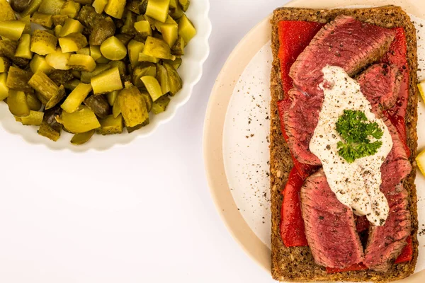 Filete de res cocinado raro y sándwich de cara abierta de pimiento rojo — Foto de Stock