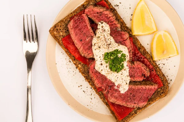 Rare Cooked Beef Steak And Red Pepper Open Face Sandwich — Stock Photo, Image