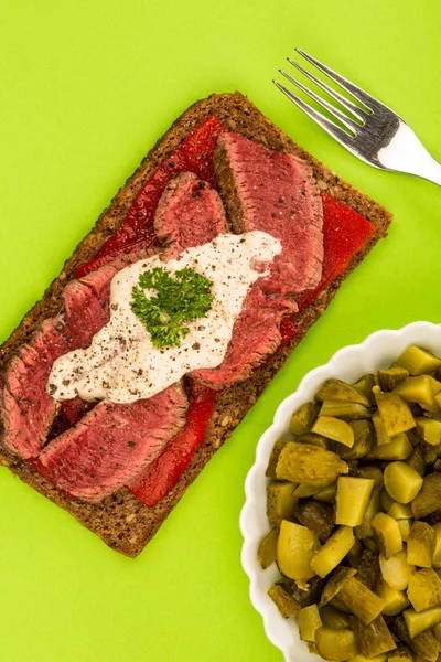 Filete de res cocinado raro y sándwich de cara abierta de pimiento rojo — Foto de Stock
