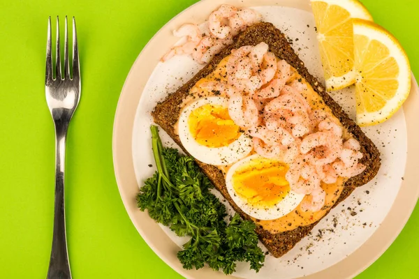 Prawn or Shrimp And Boiled Egg Open Face Sandwich On Rye Bread — Stock Photo, Image