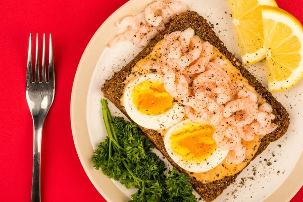 Prawn or Shrimp And Boiled Egg Open Face Sandwich On Rye Bread — Stock Photo, Image