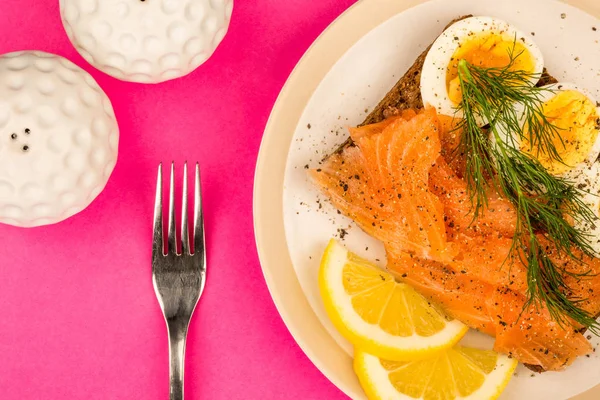 Smoked Salmon With boiled Eggs Open Face Sandwich On Rye Bread — Stock Photo, Image
