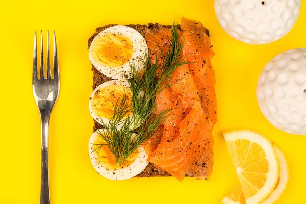 Smoked Salmon With boiled Eggs Open Face Sandwich — Stock Photo, Image