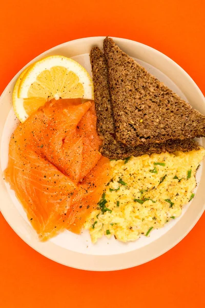 Smoked Salmon and Scrambled Eggs With Rye Bread and Lemon Breakfast — Stock Photo, Image