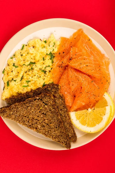 Smoked Salmon and Scrambled Eggs With Rye Bread and Lemon Breakfast — Stock Photo, Image