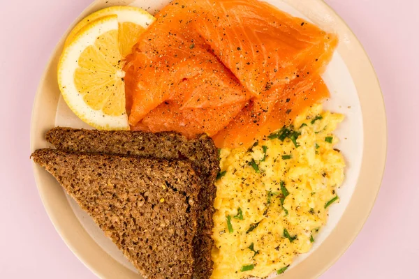 Smoked Salmon and Scrambled Eggs With Rye Bread and Lemon Breakfast — Stock Photo, Image