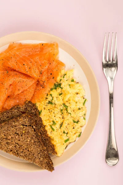 Smoked Salmon and Scrambled Eggs With Rye Bread and Lemon Breakfast — Stock Photo, Image