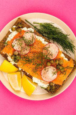 Krem peynir ve turp açık yüz çavdar ekmeği ile somon füme