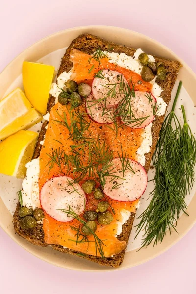 Salmón ahumado con queso crema y rábanos Pan de centeno de cara abierta — Foto de Stock