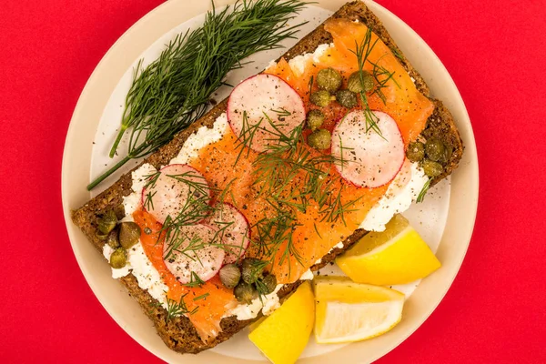 Salmón ahumado con queso crema y rábanos Pan de centeno de cara abierta — Foto de Stock