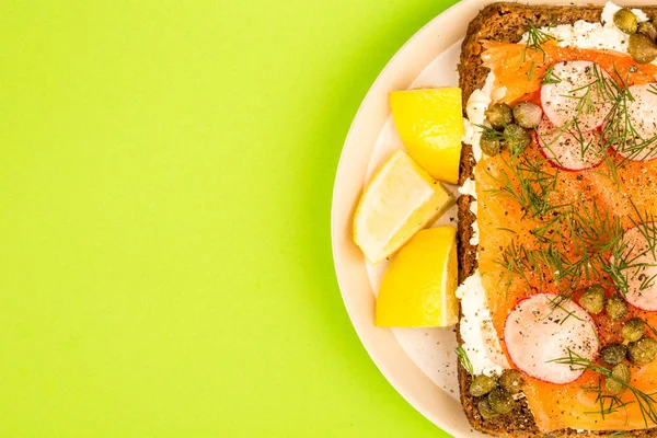 Salmón ahumado con queso crema y rábanos Pan de centeno de cara abierta — Foto de Stock