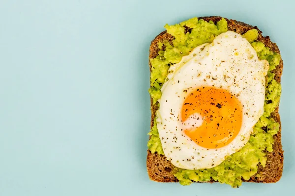 Uovo fritto lato soleggiato su Avocado schiacciato e pane di segale Open Face Sandwich — Foto Stock