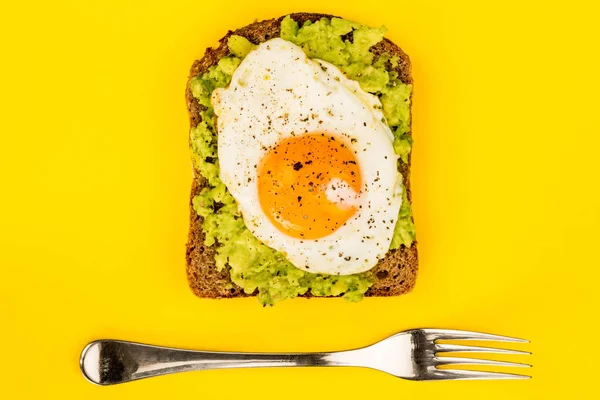 Uovo fritto lato soleggiato su Avocado schiacciato e pane di segale Open Face Sandwich — Foto Stock