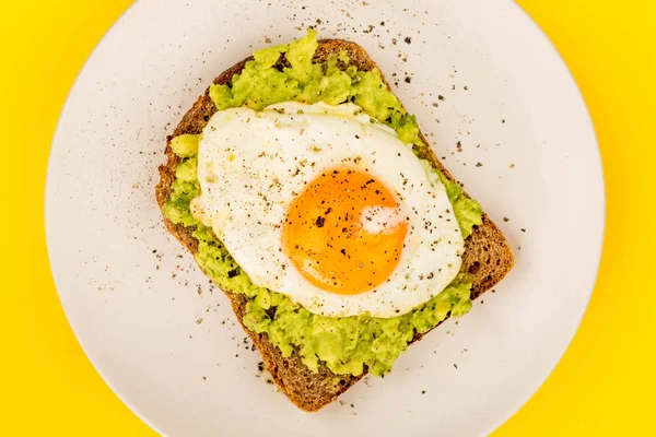 Uovo fritto lato soleggiato su Avocado schiacciato e pane di segale Open Face Sandwich — Foto Stock