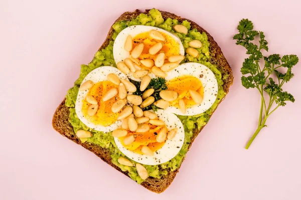 Boiled Egg on Crushed Avocado With Pine Nuts And Rye Bread Open Sandwich — Stock Photo, Image